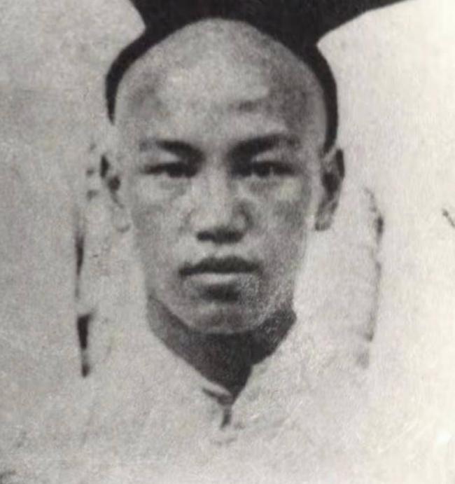 老蒋20岁时照片,很罕见,还留着辫子 老蒋20岁时照片,很罕见,还留着辫子