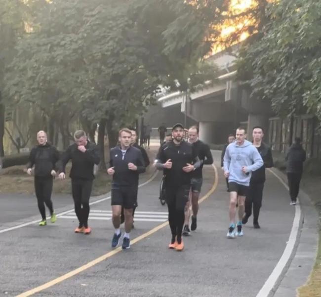 马克龙真抗冻 穿短裤成都晨跑 七八个保镖排场大 马克龙真抗冻 穿短裤成都晨跑 七八个保镖排场大