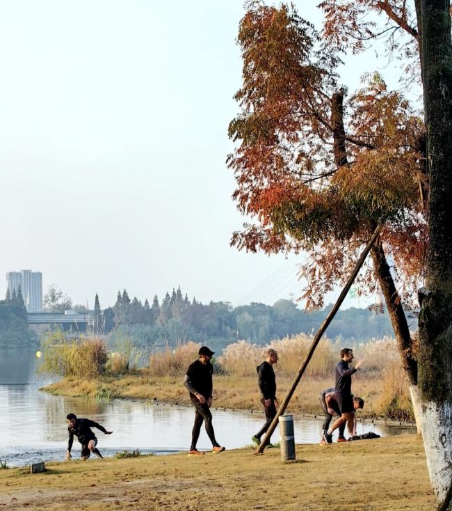 马克龙真抗冻 穿短裤成都晨跑 七八个保镖排场大 马克龙真抗冻 穿短裤成都晨跑 七八个保镖排场大