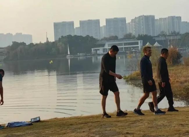 马克龙真抗冻 穿短裤成都晨跑 七八个保镖排场大 马克龙真抗冻 穿短裤成都晨跑 七八个保镖排场大