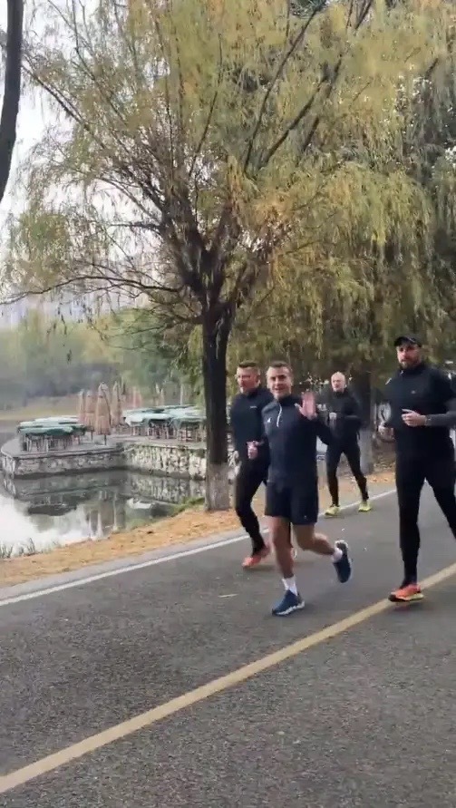 马克龙真抗冻 穿短裤成都晨跑 七八个保镖排场大 马克龙真抗冻 穿短裤成都晨跑 七八个保镖排场大