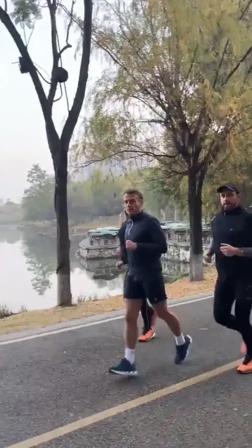 马克龙真抗冻 穿短裤成都晨跑 七八个保镖排场大 马克龙真抗冻 穿短裤成都晨跑 七八个保镖排场大