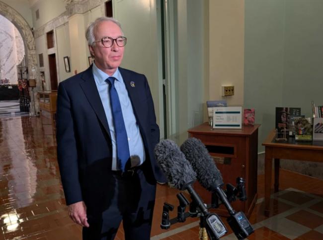 BC保守党24小时极限内讧:逼宫、双党魁同场对坐 BC保守党24小时极限内讧:逼宫、双党魁同场对坐