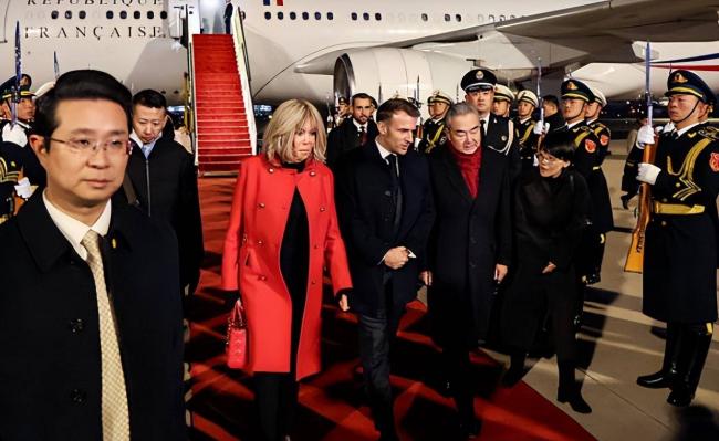 法新社太牛了!特意抓拍中国人喜欢的明月 法新社太牛了!特意抓拍中国人喜欢的明月