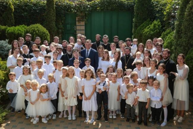 生育18个孩子，俄“超级母亲”离世，年仅59岁