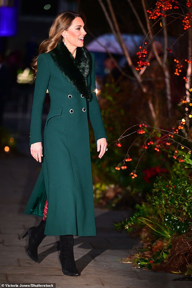 威廉凯特一家五口久违同框,王妃光彩照人 威廉凯特一家五口久违同框,王妃光彩照人