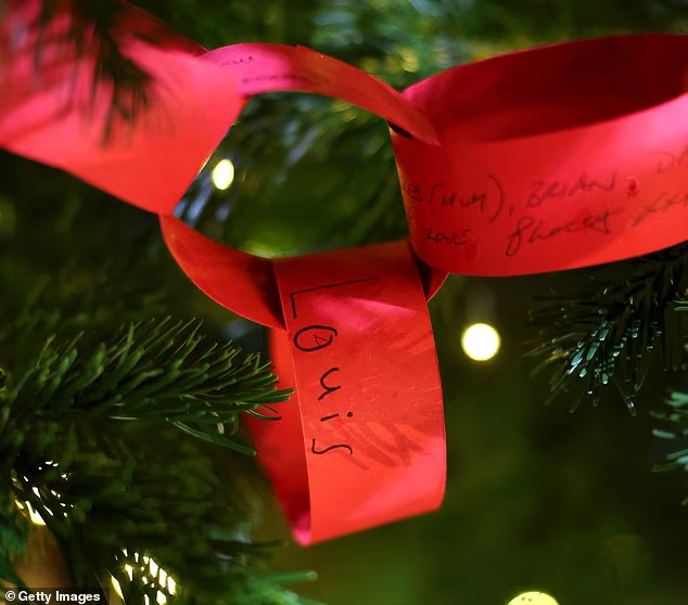 威廉凯特一家五口久违同框,王妃光彩照人 威廉凯特一家五口久违同框,王妃光彩照人