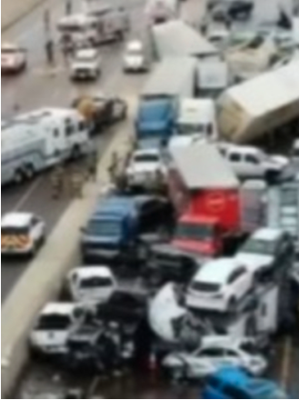 新疆重大事故:12车追尾 已酿9死7伤 惨况曝光 新疆重大事故:12车追尾 已酿9死7伤 惨况曝光