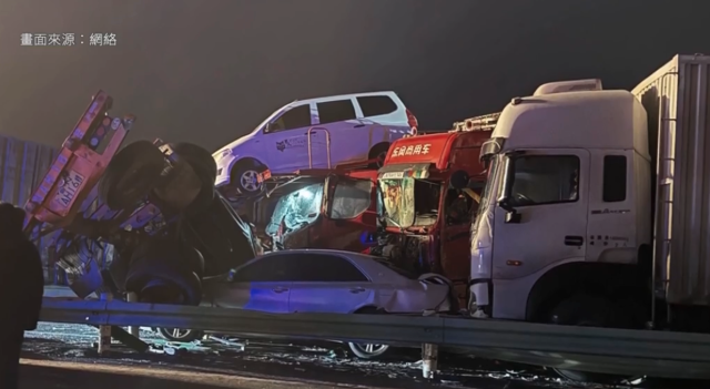 新疆重大事故:12车追尾 已酿9死7伤 惨况曝光 新疆重大事故:12车追尾 已酿9死7伤 惨况曝光