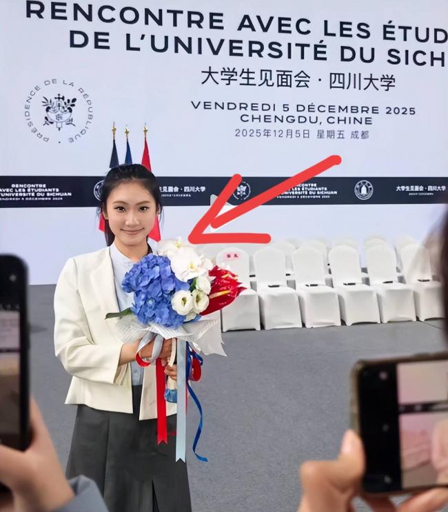 终于知道给马克龙献花的清纯女孩了!颜值极高 终于知道给马克龙献花的清纯女孩了!颜值极高