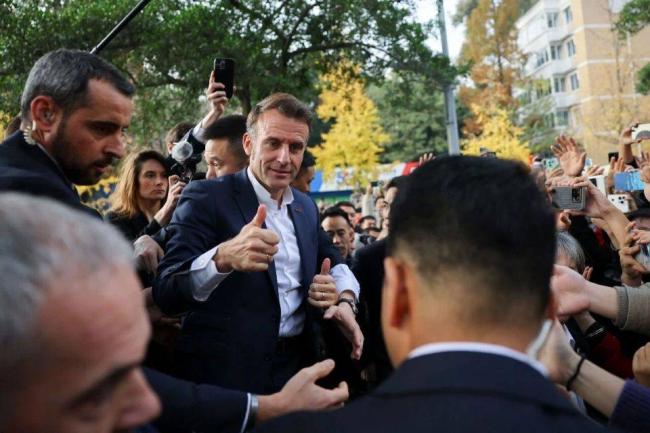 终于知道给马克龙献花的清纯女孩了!颜值极高 终于知道给马克龙献花的清纯女孩了!颜值极高