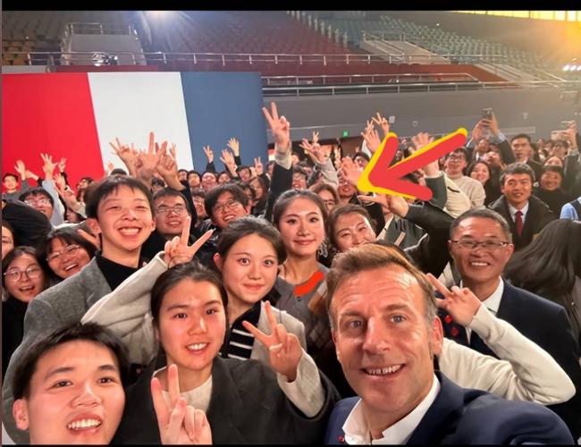 终于知道给马克龙献花的清纯女孩了!颜值极高 终于知道给马克龙献花的清纯女孩了!颜值极高