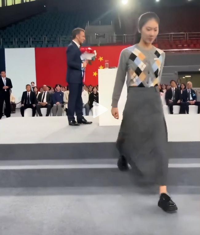 终于知道给马克龙献花的清纯女孩了!颜值极高 终于知道给马克龙献花的清纯女孩了!颜值极高