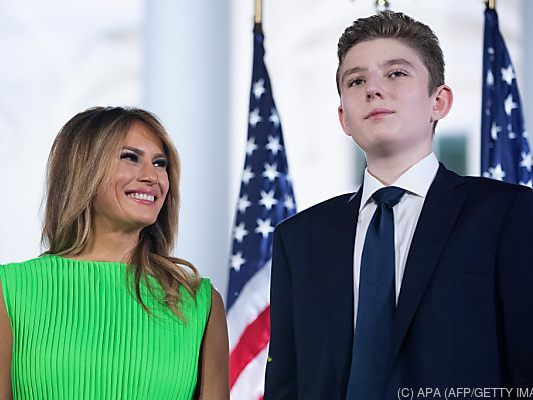 巴伦深夜电话被当众抖出,母亲梅拉尼娅暴怒 巴伦深夜电话被当众抖出,母亲梅拉尼娅暴怒