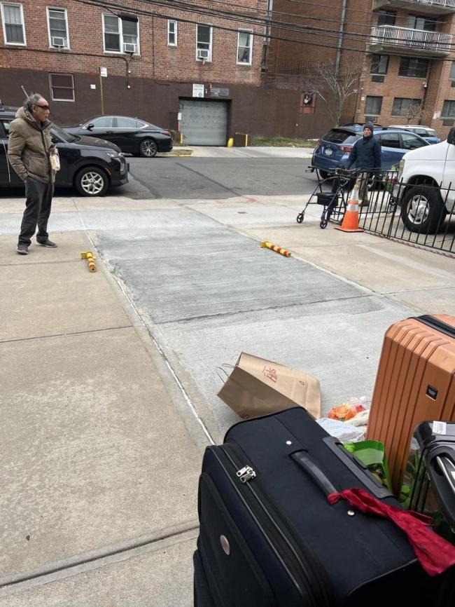 纽约华裔老租客赖租一年 被法警强制搬出