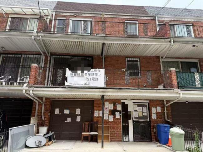 纽约华裔老租客赖租一年 被法警强制搬出
