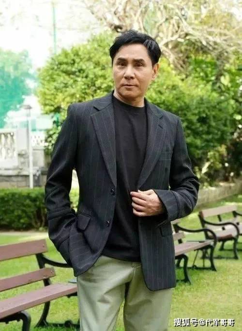 他红过毛宁，错过周慧敏，移居加国后现状如何