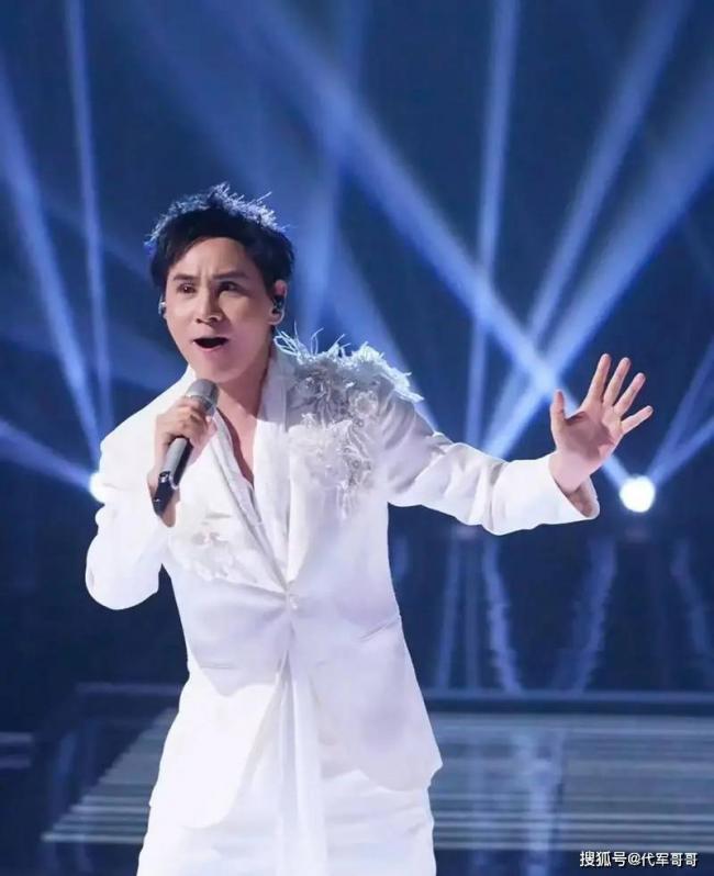 他红过毛宁，错过周慧敏，移居加国后现状如何