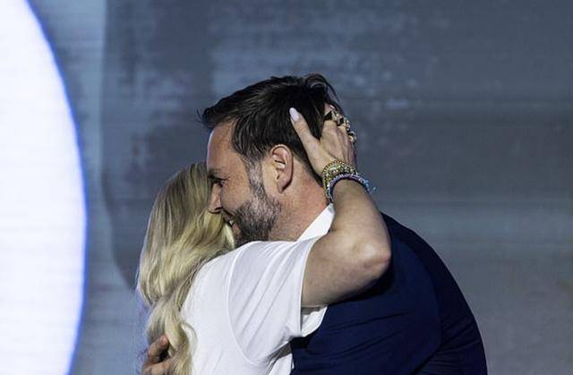 万斯被传在餐厅对妻子大喊大叫，网：情况不妙