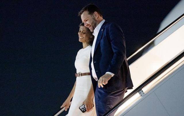 万斯被传在餐厅对妻子大喊大叫，网：情况不妙