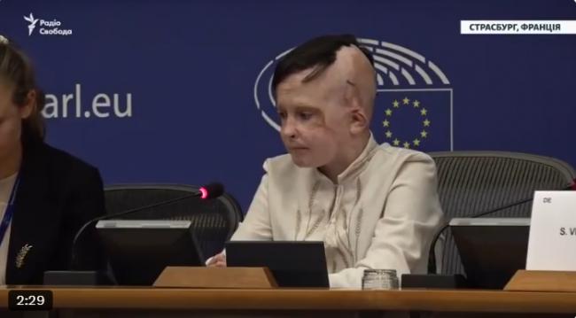 乌克兰男孩欧洲议会亲述遭轰炸“与母永别” 乌克兰男孩欧洲议会亲述遭轰炸“与母永别”