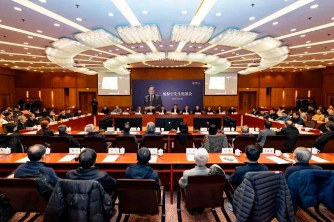 翁帆追忆杨振宁“很喜欢走路、制作小电影...”