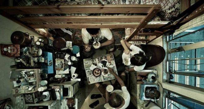 30万香港人:四口人住7平米,围在马桶边吃饭 30万香港人:四口人住7平米,围在马桶边吃饭