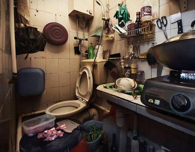 30万香港人:四口人住7平米,围在马桶边吃饭 30万香港人:四口人住7平米,围在马桶边吃饭