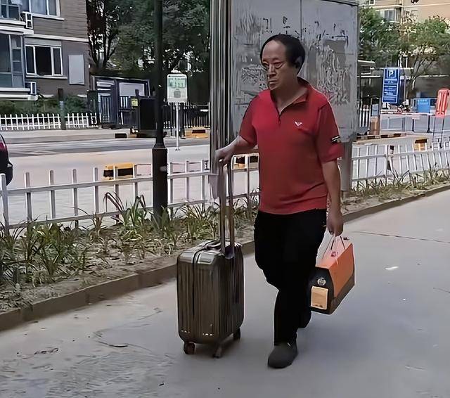 76岁牛群近况曝光 裸捐所有 换来一世孤独 76岁牛群近况曝光 裸捐所有 换来一世孤独