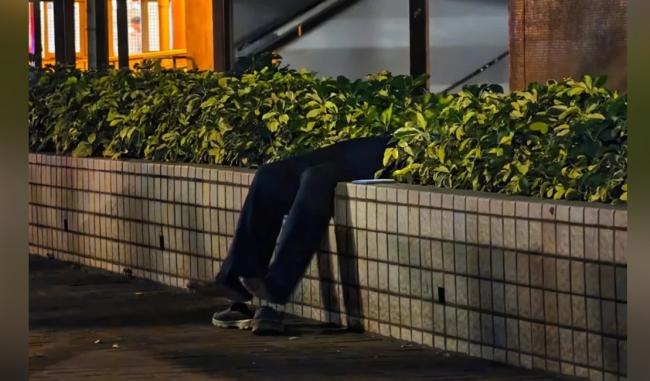 香港惊现“无上半身男子” 香港惊现“无上半身男子”