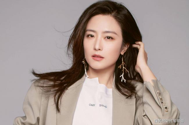 她坚决拒绝潜规则,如今42岁却还单身 她坚决拒绝潜规则,如今42岁却还单身