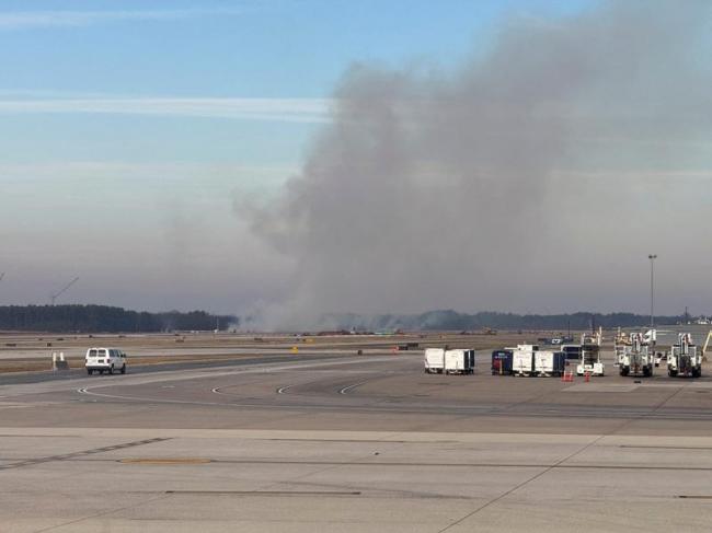 惊险:美联航波音777因故障返航 还起火 惊险:美联航波音777因故障返航 还起火