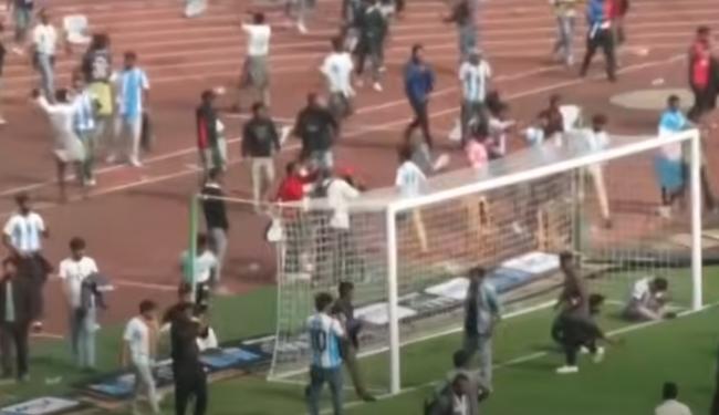 梅西出场15分钟 球迷怒砸球场 警察出动了… 梅西出场15分钟 球迷怒砸球场 警察出动了…