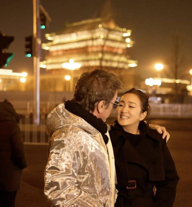 美炸天,帅离谱! 59岁巩俐手挽77岁 美炸天,帅离谱! 59岁巩俐手挽77岁