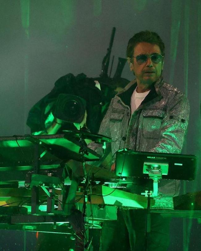 美炸天,帅离谱! 59岁巩俐手挽77岁 美炸天,帅离谱! 59岁巩俐手挽77岁