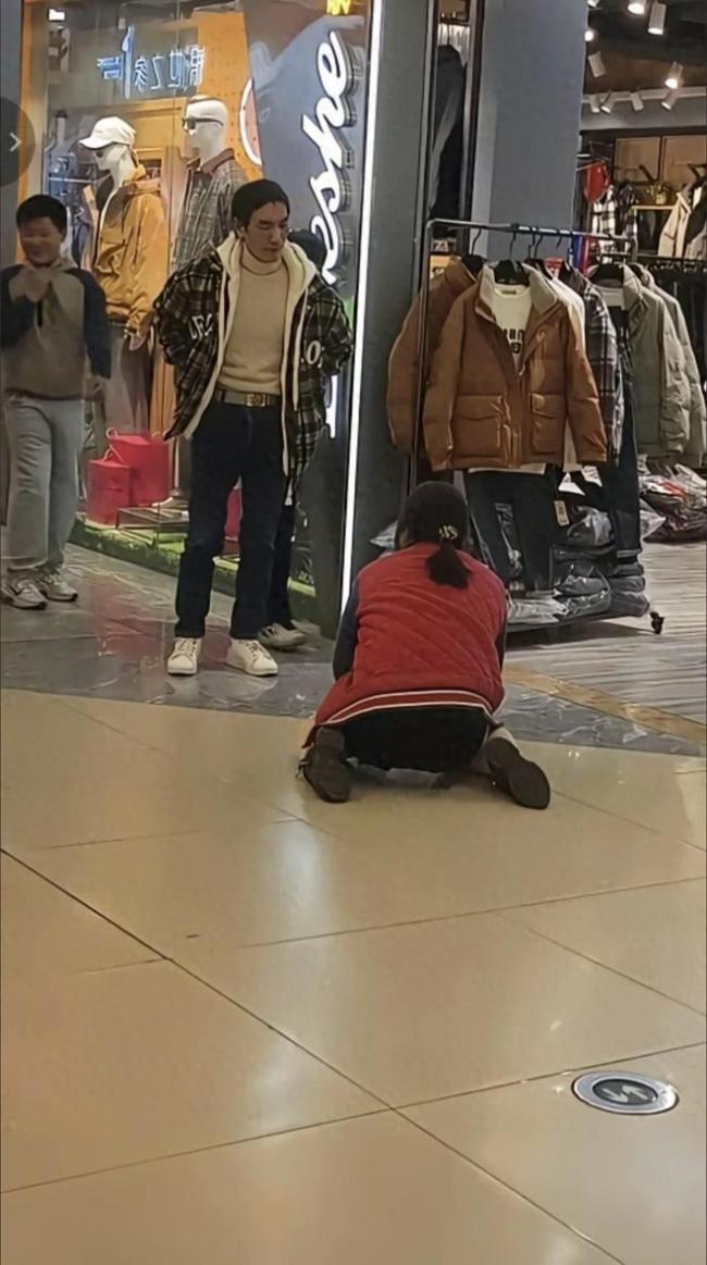 湖北女下跪画面疯传 传求丈夫 网轰冷血真相曝光 湖北女下跪画面疯传 传求丈夫 网轰冷血真相曝光