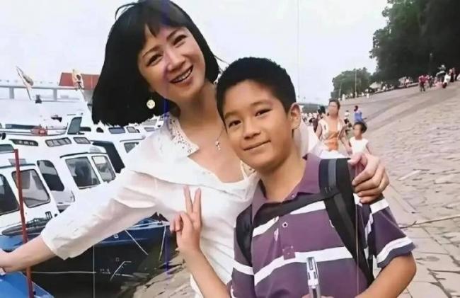 何晴2015年频繁头疼,去世前昏迷了很久 何晴2015年频繁头疼,去世前昏迷了很久