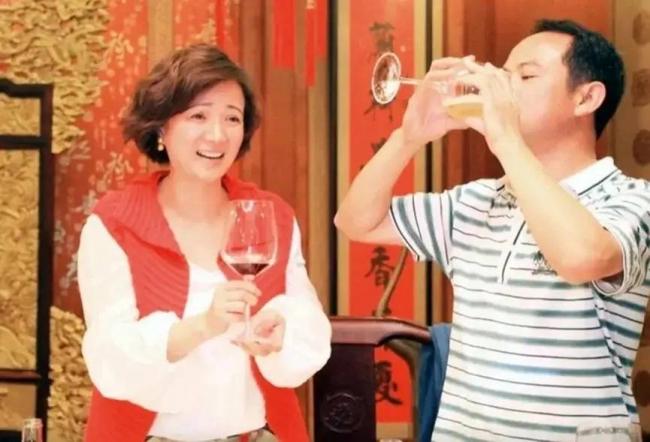 何晴2015年频繁头疼,去世前昏迷了很久 何晴2015年频繁头疼,去世前昏迷了很久