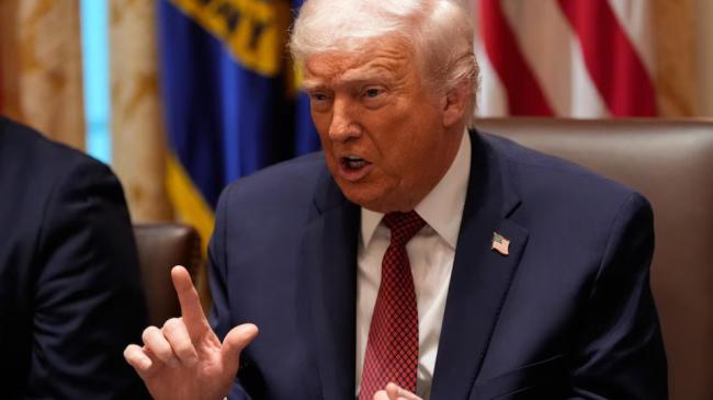 他在焦虑什么？川普罕见站立咆哮18分钟