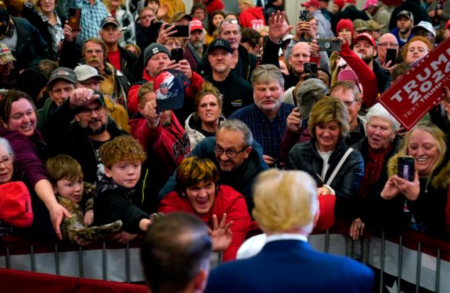 他在焦虑什么？川普罕见站立咆哮18分钟