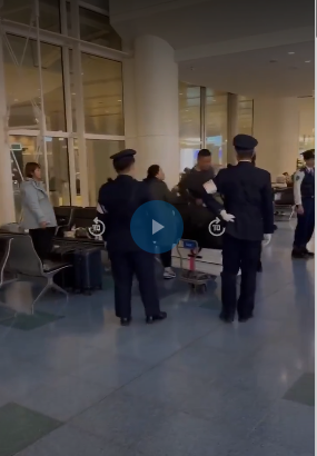 东京羽田机场这一幕,野蛮令人瞠目结舌 东京羽田机场这一幕,野蛮令人瞠目结舌