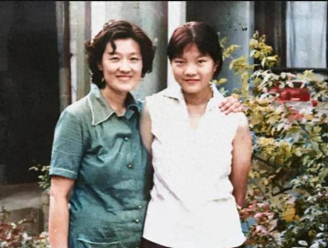 1980年,洪晃和母亲章含之在北京家中的留影 1980年,洪晃和母亲章含之在北京家中的留影