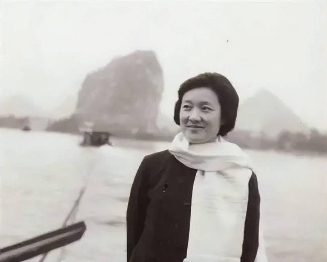 1980年,洪晃和母亲章含之在北京家中的留影 1980年,洪晃和母亲章含之在北京家中的留影