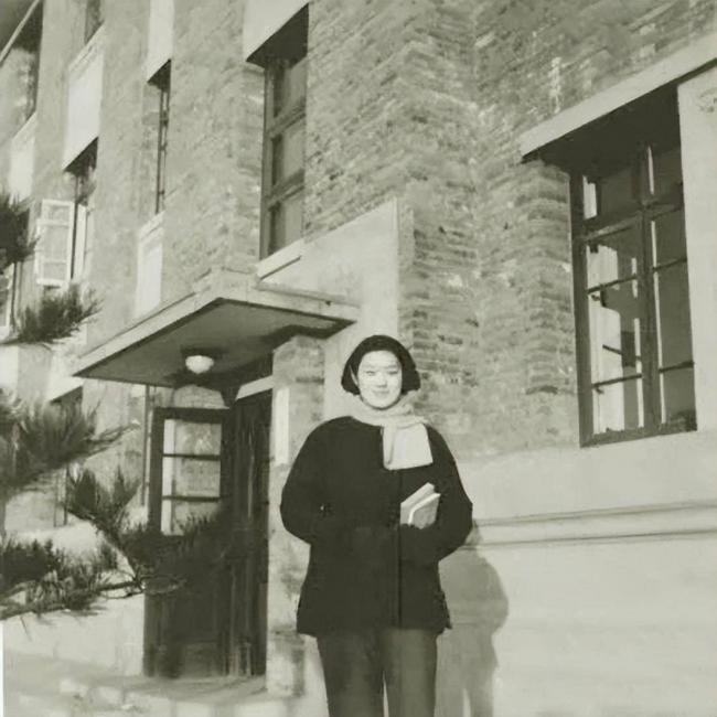 1980年,洪晃和母亲章含之在北京家中的留影 1980年,洪晃和母亲章含之在北京家中的留影