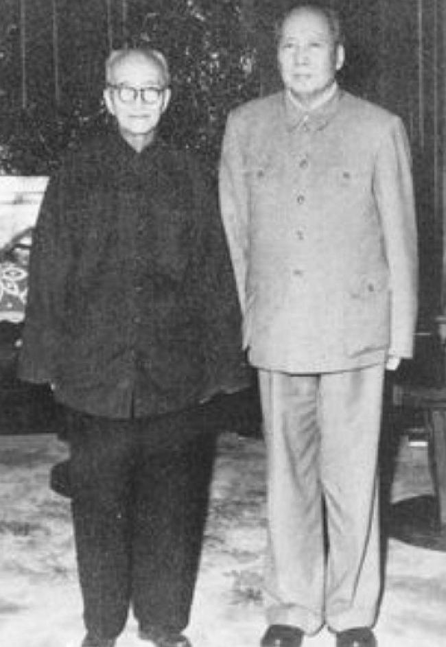 1980年,洪晃和母亲章含之在北京家中的留影 1980年,洪晃和母亲章含之在北京家中的留影