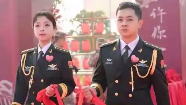 解放军开武直美女飞行员嫁了!实现“比翼双飞” 解放军开武直美女飞行员嫁了!实现“比翼双飞”