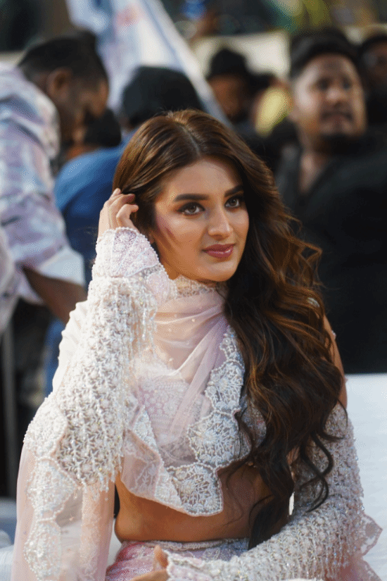 印度美女演员线下被多人包围猥亵 遭咸猪手乱摸 印度美女演员线下被多人包围猥亵 遭咸猪手乱摸