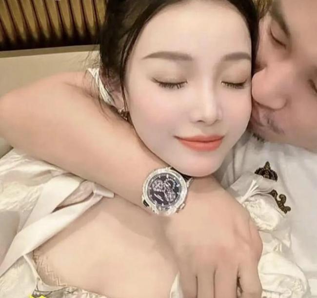 �й�������Ӫ���������¹򡱣���־����Ů������