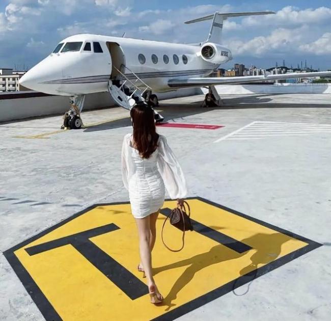 �й�������Ӫ���������¹򡱣���־����Ů������