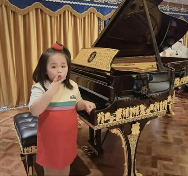 �й�������Ӫ���������¹򡱣���־����Ů������